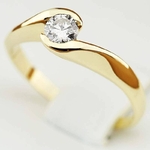 Pierścionek zaręczynowy Roso z diamentem z żółtego złota